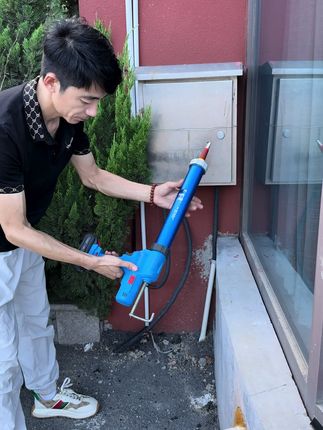 15秒打完一支胶,无级变速,档位调节,一个电池打7到10箱胶 #胶之舞电动胶枪 #门窗打胶教学