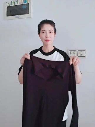 #女生春秋冬季打底衫 修身显瘦辣妹长袖内搭上衣,优质面料柔软亲肤舒适。有常规款和加绒款。常规款18.8元一件,加绒款28.8元一件