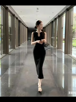 #古早极简深V无袖针织背心裙连衣裙夏季显瘦高级感名媛包臀打底裙#高级感穿搭 #高级显瘦连衣裙 #谁穿谁好看特别有女人味 #包臀连衣裙