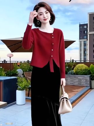 温柔套装裙2025春秋新款气质女神范毛衣搭配丝绒半身裙甜美两件套#穿搭#温柔套装裙 #时尚穿搭 #秋季穿搭