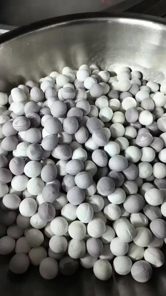 月儿圆,汤圆甜,祝福你幸福一年胜一年;月儿亮,汤圆香,祝福你好运满满天天向上;元宵到,短信响,祝福你身体健康福音连连。