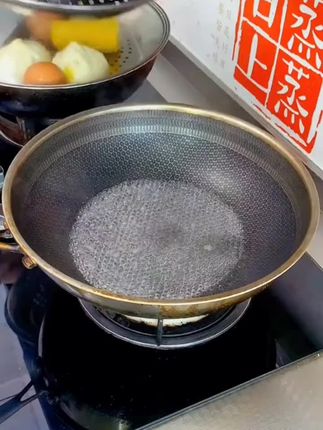 ,把这个蒸盘放在炒锅上,炒锅就巧妙的变成了蒸锅,不管你是想蒸鱼、蒸虾还是蒸鸡蛋、蒸包子,都能用它轻松搞定。下沉式的设计,不跑气、不漏气,蒸东西很快,煮汤时放上它还能同时溜个馍馍,简单方便又实用。#炒锅蒸笼#厨房好物 #好东西一起分享 #厨房好帮手