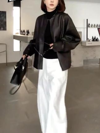 姐妹们快来看看这套超级好看的衣服,它是简约的纯色设计,上身很显瘦,而且还是休闲风格的,日常出门或者上班穿都很合适哦!并且它的面料很好,穿上感觉非常舒服自在,同时它也是今年流行的款式之一,喜欢的朋友们千万不要错过了,赶紧点击下方链接购买吧!