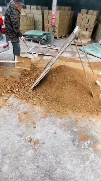 现代新型夯土墙是在传统夯土基础之上做的改良性的夯土。#夯土 #夯土墙 #夯土墙材料 #夯土墙厂家 #泥筑夯土墙