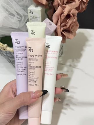 夏日清透伪素颜!白月光隔离鲨疯了!!Za隔离真的是时代的眼泪了…我高中时候就开始用它!防晒隔离提亮三合一的王炸配!这次直接all in全色号!夏天出门不想太繁琐直接用它!质地是水润的奶油乳液质地~不会搓泥也不担心跟后续底妆打架!出来就是很清透服帖的伪素颜妆感、社交距离几乎看不出粉感,防水防汗也不担心流白汤~还可以局部当作高光提亮!四个颜色根据自己的肤色选择!#美妆 #护肤好物 #素颜霜#防晒