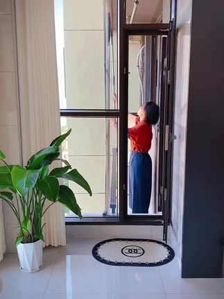 周末回来第一件事就是把里里外外打扫干净,开启新一周的生活,装修时买的便宜抠搜的拖把,本想着装完修,清理完第一批厚重的灰就扔了的,没想到质量这么好,还是好好的,一点没坏,现在几乎用的它在打扫~#实用好物 #家居好物 #家庭必备 #拖把夹 #平淡的小幸福@DOU+小助手 @DOU+上热门 @DOU+好生意