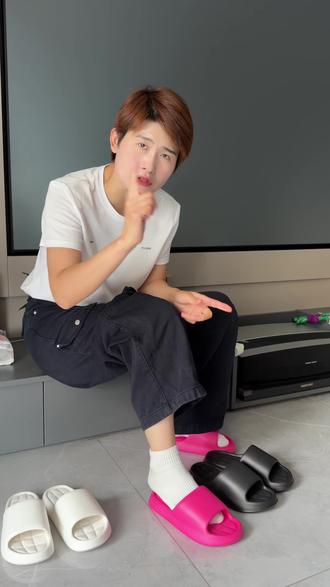 这双拖鞋真的太舒服了,它不仅透气防臭,还特别软弹舒适,就像踩在云朵上一样。我平时在家穿,出去逛街穿都舍不得脱下来,而且它的性价比很高,就算穿坏了也不心疼。如果你也喜欢这种软弹舒适的拖鞋,那就赶紧点击下方链接购买吧!现在下单还有惊喜哦!#强烈推荐#拖鞋#好穿推荐 #夏季拖鞋