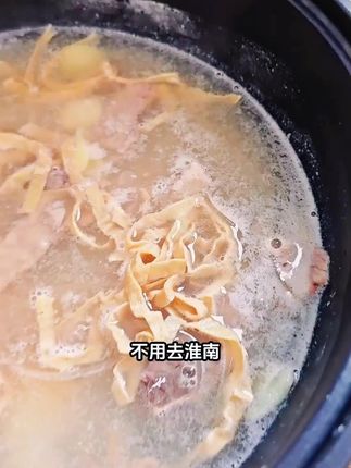 天气渐凉,给家人来上一碗橘生南原汤牛肉汤,暖心又暖胃。做法简单,水开后倒入原汤包,放入牛肉片,再来点自己喜欢吃的配菜,煮五分钟就可以吃了,浓浓的汤汁包裹着大块的牛肉,一口下去太满足了!这个牛肉汤真的是全家人都爱喝,赶紧点击下方链接购买吧!#淮南牛肉汤 #强烈推荐 #速食美食 #快来一起尝个鲜