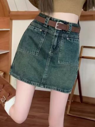 姐妹们,这条牛仔短裙真的太绝了,它是这种高腰A字版型的,上身巨显腿长显身材比例,而且它还不挑人穿,不管你是苹果型还是梨形身材都可以轻松驾驭。重点是它的面料还是那种不易起球的高品质牛仔面料,夏天穿出门不仅舒服透气,还特别显瘦!喜欢的姐妹赶紧冲!#牛仔穿搭 #牛仔控 #复古穿搭 #我又心动了 #牛仔半身裙