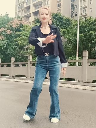 跟着乐动起来,亲们周未愉快