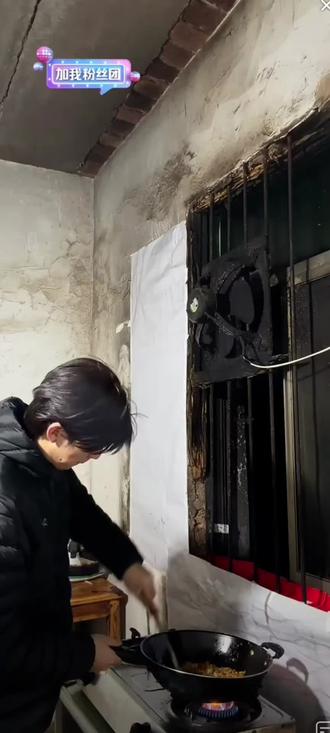 煮雨波颠勺小能手!
不讲不讲大厨来的!@煮雨波 @煮雨波小助理_A @波雨煮 @抖音创作小助手 #煮雨波 #煮雨波的上课日常 #颠勺