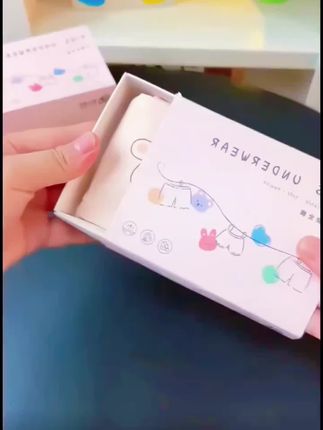 家里有女宝的夏天穿裙子,这条安全裤一定要备上!它是这种内裤加安全裤二合一的设计,孩子穿上一条就搞定了,不会露出尴尬的内裤边边,面料也超级舒服,冰冰凉凉的。而且弹力很大,胖宝宝也能放心穿,夏天穿它真的太合适了,赶紧给你家宝贝安排上吧!