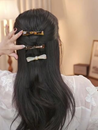 出门不想化妆的姐妹,试试这个倒插蝴蝶结发梳吧!随手一扎的半披发温柔又甜美,高马尾扎起来元气满满,还很显年轻。丸子头太单调,加上它时尚又洋气。来不及打理头发,就扎个低马尾,简单精致一整天!姐妹们赶紧入手这个百搭又好看的发饰吧!#发夹怎么夹才好看 #百搭发夹 #发夹 #轻奢发夹 #发夹头饰推荐