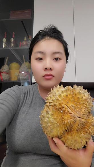 #开榴梿 #榴莲它不香吗
多多56元还能内蒙包邮 我已经很知足了 不是很大但是挺甜