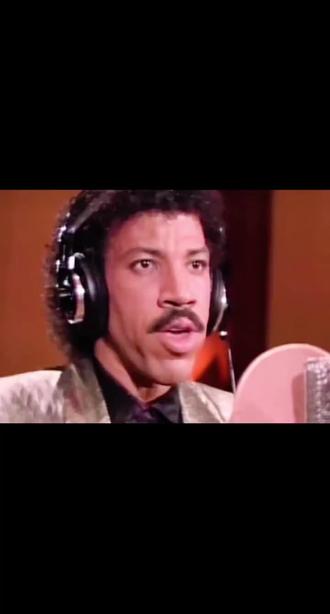 #2026春晚歌曲 《We Are The World(天下一家)》被誉为全球最伟大的公益歌曲,由迈克尔杰克逊和莱昂纳尔·里奇作曲,迈克尔·杰克逊作词。
1984年索马里和埃塞俄比亚大饥荒,奥黛丽赫本去灾区慰问,然后呼吁世界来支援灾区。
知情后的迈克尔·杰克逊和莱昂纳多里奇联手用两天时间就创作了这首歌曲。
1985年1月28日,迈克尔·杰克逊和莱昂纳尔·里奇等美国45位歌手共同完成了这首MV。
能把这帮美国音乐界影响一代的超级巨星集聚到一起的,唯有人间大爱!
此歌见证了美国流行音乐,最辉煌的时刻!
该曲最终为非洲筹集了至少6000万美元的慈善捐款支援灾区。
同时,联合国也一致同意美国派兵去索马里维护秩序,也就有了后来的电影《黑鹰坠落》。
😅值得一提的是,这是美国唯一一次没有任何利益、出于人道主义的派兵!