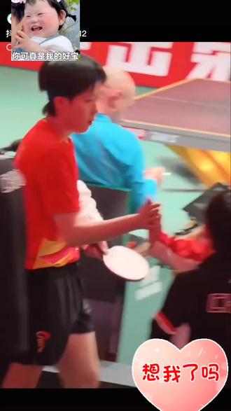 莎莎指哪里跟着指哪里,头都不抬看一下