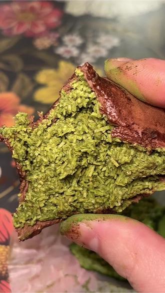 小韩爆火的迪拜软曲奇居然出了无蔗糖版!这哪个小仙女可以受的了!抹茶开心果和生巧开心果都爆炸好吃!#抹茶控 #迪拜软曲奇 #生巧 #开心果