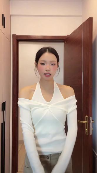 纯欲露肩白色假两件挂脖长袖针织衫女秋冬季毛衣内搭打底修身上衣#纯欲上衣推荐 #性感针织上衣 #假两件针织衫 #露肩上衣 #性感上衣推荐