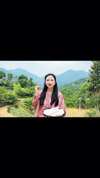 大别山云深,松涛如潮。
一方松土,孕育地道英山茯苓
质地细密,色白如雪。
时光凝成的好风味。
文火慢炖,淡雅菌香融入汤里。
化作一碗人间烟火。
英山茯苓,地道好食材#茯苓 #大别山茯苓 #三农 #国家地理标志产品 #优质农产品