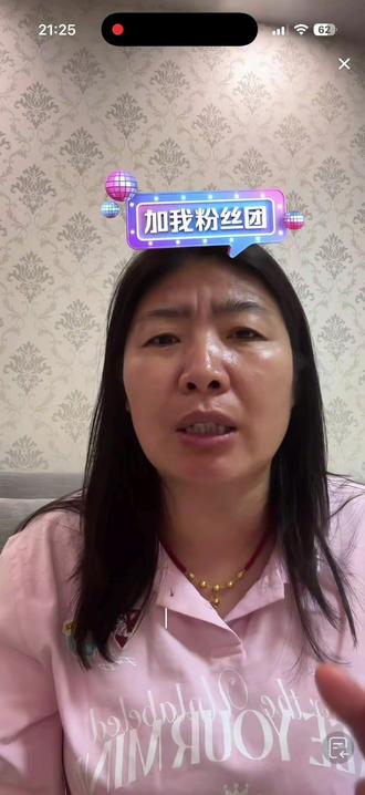 咖喱姐回应目前不打算在国内买房的原因,她认为自己没有足够的钱,买房后会心慌。她有自己的规划和未来,考虑到孩子和团队,认为买房会影响生活。她认为大城市消费高,自己在尼泊尔待惯了,回国后会不适应。#咖喱姐和卷卷直播录屏 #尼泊尔咖喱姐