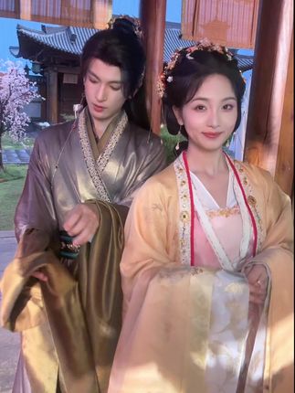 我和你~初遇~#听夜雨DJ #鹏友摇 #手势舞 #蔡卓音 #王嘉懋