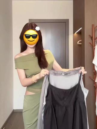 宝子们快看这套韩系穿搭!温柔风开衫手感软fufu的,春秋搭着超舒服~ 里面配的减龄背心吊带,单穿也好看,自带少女感!重点是这条高腰阔腿裤,胯宽、腿粗全遮住,秒变三七分身材,小个子也能穿出大长腿! 整套搭起来就是韩剧女主既视感,日常通勤、约会逛街都合适,随便配双小白鞋就很出彩~三个单品还能拆开搭其他衣服,性价比绝了!喜欢韩系慵懒风的姐妹,这套闭眼入不踩雷!#韩系慵懒感穿搭 #套装显瘦穿搭 #ootd我的穿搭日记#夏穿搭小心机