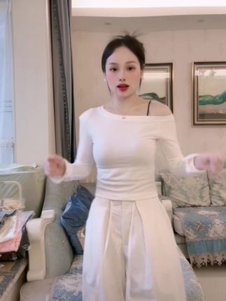 带垫肩~ 早秋新品时尚百搭显瘦设计感辣妹斜肩上衣女长袖 #早秋穿搭 #长袖T恤 #辣妹穿搭 #斜肩上衣 #时尚穿搭