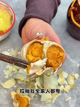 这个10个装特大号的咸鸭蛋,绵软细腻,沙沙糯糯的,吃起来真的太爽了#咸鸭蛋#下饭菜 #大人小孩都爱吃