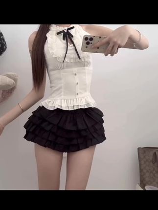 递给你一把无忧的伞 愿为你遮风挡雨#甜辣妹 #套装 #ootd穿搭 #穿搭分享