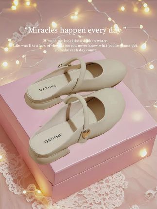 夏日午后的咖啡馆,阳光透过百叶窗在地板上投下斑驳光影。她推门进来时,所有人的目光都不自觉地落在她脚上——那双达芙妮包头拖像裹着层月光,米白色鞋面衬得脚踝愈发纤细。   闺蜜盯着她笑:“你这鞋是会发光吗?早上在地铁站就看见同款了。”   她低头转了转脚踝,软底踩在地板上悄无声息:“何止,上周去海边踩水都没怕,现在配牛仔裤、碎花裙都懒得换。”   正说着,隔壁桌女生悄悄拿出手机搜同款,金属扣在阳光下闪了闪,像把夏日的慵懒都锁进了这双鞋里。#穿出高级感 #哎呦喂你鞋真好看 #女鞋推荐 #今日分享 @抖加🔥上热门🔥dou+🔥热点宝