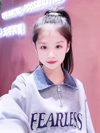 姐妹们快来看看这件女童春秋款卫衣套装,真的太好看了,它采用的是棉质面料制成,摸起来手感柔软舒适,穿上身也非舒适透气,而且它的版型设计也很特别,穿上去不会显得臃肿,无论是外穿还是内搭都非常合适,最重要的是它还很好搭配,随便配个牛仔裤或者小裙子都非常好看#萌娃潮流穿搭 #中大童搭配