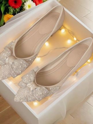 还在为板鞋笨重显拖沓烦恼?试试这双“会呼吸”的小白鞋,上脚瞬间就懂什么叫惊艳!   360°交叉编织鞋面自带呼吸感,轻盈得像把云朵踩在脚下,透气不闷脚,舒服到一整天都不想脱下来~   暗藏小心机的果冻底,隐形增高还悄悄拉长比例,不管是通勤暴走、逛街扫货,脚踝都毫无压力,轻松hold住各种场景~   奶呼呼的色调百搭到犯规:配碎花裙是温柔纯欲风,搭阔腿裤秒变街头松弛感美人,出片率直接拉满!早八赶时间、约会压马路、周末citywalk……自带随性氛围感,怎么穿都好看~   现在点链接还有限时特惠,赶紧把这双“空气感战靴”带回家!#透气网鞋 #达芙妮 #透气舒适 #夏季运动鞋 #好穿不累脚