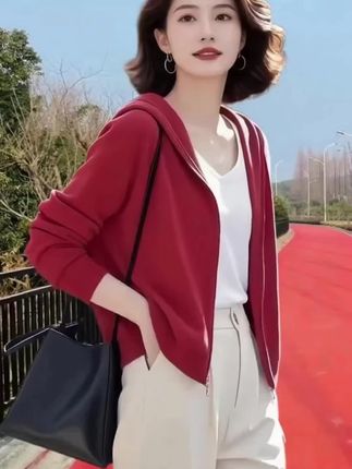 谁穿谁显瘦的连帽短外套,百搭到尖叫! 这件宽松连帽短外套也太绝了!上身软乎乎超舒服,减龄感直接拉满,时尚度完全在线。搭裙子温柔,配牛仔裤利落,怎么穿都好看。关键超显瘦还不挑人,不管胖瘦都能轻松驾驭,衣柜里有它,每天穿搭都不费脑!#高级感穿搭 #谁穿谁好看 #显瘦穿搭 #洋气减龄 #优雅气质