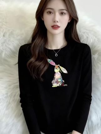 一件好的打底衫,是秋冬穿搭的灵魂。 圆领德绒打底衫,弧形下摆设计,让你轻松穿出层次感与高级感。 产品亮点 •德绒保暖:双面磨毛,升温快、锁温久 •弧形下摆:修饰腰线,遮小腹显腿长 •圆领优雅显气质,不挑脸型 •百搭实用:基础纯色,内搭外穿皆适宜#减龄显瘦穿搭 #这也太好看了 #高级穿搭 #德绒打底衫 #保暖又好看