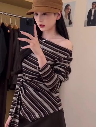 #高级感穿搭 #条纹控 #每日穿搭推荐 #穿搭小心机 早秋新款女韩系穿搭露肩长袖系带条纹上衣气质高腰显瘦半身裙