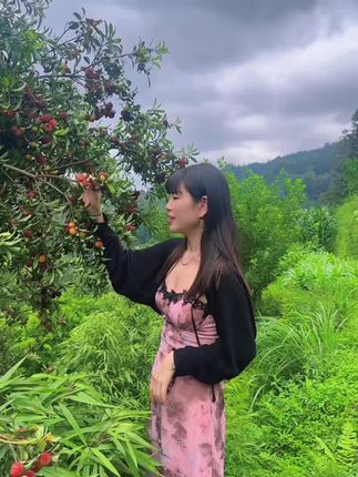 谁说回农村不能穿吊带裙#蕾丝花边吊带裙 #辣妹穿搭 #连衣裙