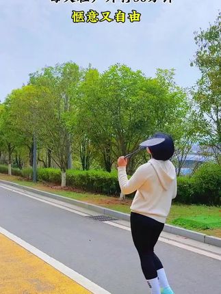 一个人在户外也能打羽毛球了,一人一球一底座,不用捡球,不用约伴,#户外锻炼 羽毛球训练器#单人打羽毛球 羽毛球#运动