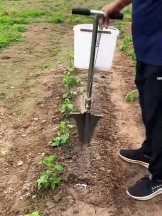 这个#施肥器 真的太好用了,有背包式可以选!它不仅便捷高效,而且可以精准施肥,让庄稼长得更好。它的操作很简单,即使是老人也能轻松上手,只需背负着它到地里,然后轻轻一插就能开始施肥了,既省时又省力#种植小技巧 #服务三农支持三农 #农具 #三农种植