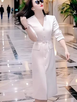 2025春秋季白色气质收腰法式西装连衣裙中长款 #创作灵感 姐妹们,炸街的这款谁穿谁买!我真的太喜欢这款裙子了,他是那种大气简约的西装裙,时尚气质满满!穿上特别显瘦,而且是中长款的,很适合我们这种小个子的姐妹,穿超用心的版型设计,上身就是一整个气质女主的感觉。平时上班的时候我就特别的喜欢穿,它既好看又舒服,关键是很显身材比例哦,自信心满满!#春秋穿搭 #时尚气质穿搭 #减龄显瘦连衣裙#谁穿谁好看