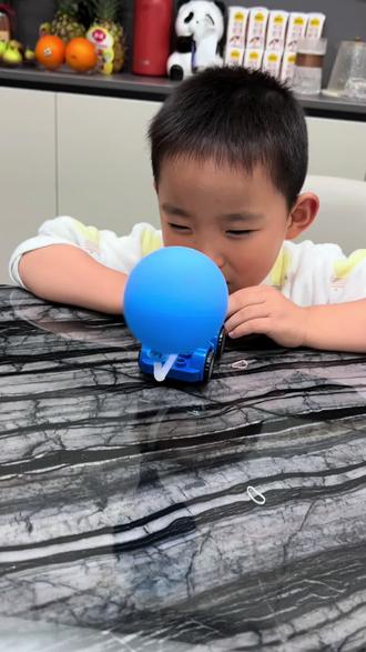 #科学小实验 姐姐的做空气动力小车,他也要做