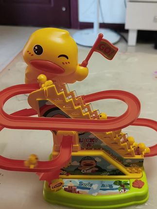儿童玩具。鸭子爬楼梯。