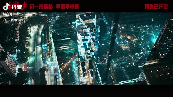 老贾杂谈第四期
昨天深圳观澜湖打完球,直奔电影院,看了张艺谋导演的《惊蛰无声》,这是一部国安抓间谍的悬疑片,是在深圳拍摄的,没想到张艺谋除了拍农村、古装,也能拍现代都市,从老谋子的镜头里,重新看深圳,既熟悉又陌生,密集的摩天大楼,玻璃幕墙映射人影重重,非常现代化、快节奏和冷酷无情,影片色调灰蓝,既是科技产业常用色彩,也营造出谍战压抑紧张的氛围。
深圳是科技之都,创新之都,有很多的商战,每天都在发生,有摆在明面上的,更多是在暗处,背后角力,不择手段,商业间谍,挖墙脚都不是什么奇谈。
三个插曲也挺好听,易烊千玺这几年拍了很多电影,从偶像派变成实力派演员,其他演员演的也不错。
悬疑片肯定要反转再反转,我觉得拍的挺好,在这里哟吐槽一下豆瓣里的喷子们,豆瓣给这部电影评分很低,各种无脑的乱骂,我不知道豆瓣里都是些什么人,看了谍战片,看一些不同意见的人,都怀疑是不是文化奸细。