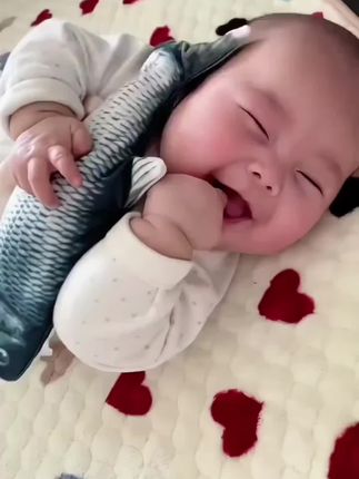 # 标题 # 自从爸爸入手了这个仿真拍拍鱼,宝宝晚上睡觉都不用我抱了,真的是哄娃神器,太赞了,宝宝玩的不亦乐乎,解放妈妈的双手了#电动鱼 #宝宝玩具 #母婴好物 #我要上热门🔥 #拍拍鱼哄娃神器