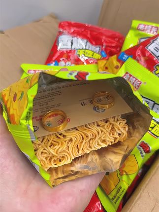 哈哈哈哈哈!余校长你真配享太庙!有消费者吃干脆面硌掉了牙齿!老板急疯了,立马决定拿出1000万换成等价值黄金回馈所有消费者!现在买干脆面每一箱都有黄金!冲冲冲!#余校长干脆面赔了1000万#干脆面#箱箱塞黄金 #惊喜