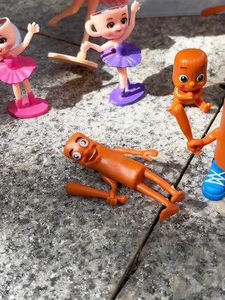 没见过这些可爱的木棍人宝宝吗?如果你看到他们一定要给他们一个温暖的抱抱,因为他们长得这么大,实在是太不容易了,经历了好多可怕的事情才一步步成长起来#AI山海经 #美国山海经 #木棍人 #手办模型