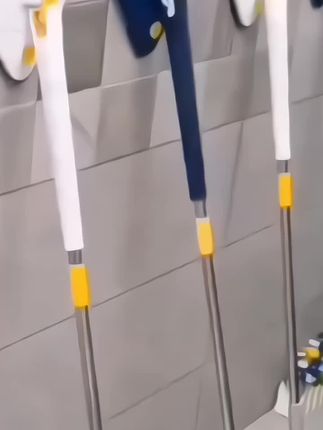 这个#三角拖把 长柄设计可以伸缩,天花板 壁柜 地板墙面都能轻松搞定,#免手洗托把#生活好帮手#可旋转#实用好物