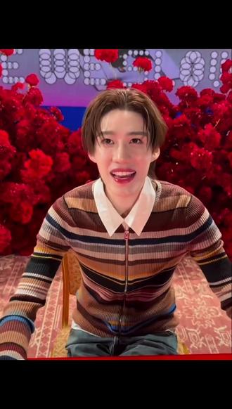 PPKrit林祎凯太让人心疼又佩服了!
1.ss面签的时候问PP"能恭喜我连续参加了三场签售吗?"PP笑着说:"Of course,you keep following me like everywhere, on the plane and at the hotel also,thank you.(当然,你一直在各个地方跟着我,飞机上,酒店也是,谢谢~)
2.另一个SS上台面签结束,PP对她说"See you on the plane~(飞机上见)"
PP来内地三场签售圆满成功,其中深受几个ss困扰。无论PP居住的酒店还是在机舱还是去当地打卡粉丝应援被ss紧紧跟随。
PP没有直接爆发冲突,以最温和的方式守住最清晰的底线。PP用最克制的态度回应越界,用最得体的言行划清界限,这才是面对骚扰最有力的回击,也是高情商和高修养的极致体现。
希望每个人都可以理智追🌟,在合适的时间正确的地点见面,这个真诚又善良的PP值得所有人尊重🙏
#ppkritt #ppkrit #林祎凯 #bkpp #pp面签怼私生