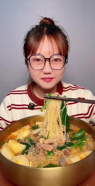 精选内蒙散养羔羊杂,肉质鲜嫩不腥不膻,汤底浓郁,煮的时候放些配菜更好吃#羊杂汤 #羊杂 #美食分享 #速食美食