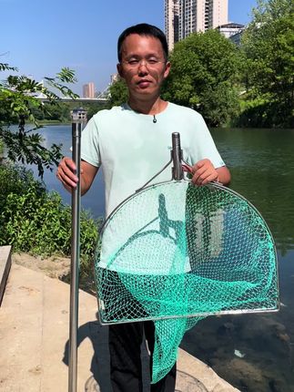 平头分段抄网加厚抄大鱼 平头分段抄网携带方便,采用了改进工艺,不松动也不容易晃动,承重力比较强。实心抄网头最多可以抄 25斤左右,可以满足日常的抄鱼需要#抄网#平头抄网#分段抄网#加厚抄网