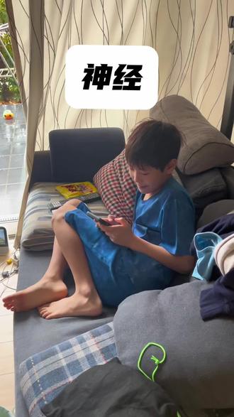 发神经了,太有闲功夫了,四个泳姿全来一遍。#神经病 #每个动作都是戏 #弟弟的日常 #家有傻弟